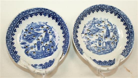 A set of four pickle dishes and 2 lemon strainers, late 18th / early 19th century, 11cm